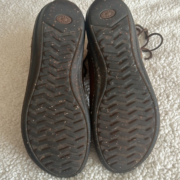 UGG Tan Ankle Boots with Cream Fleece - Picture 9 of 11